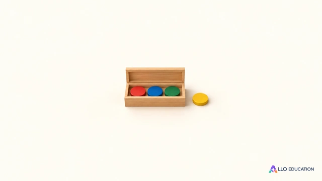 Une petite boîte basse et des jetons unis, dont un placé à côté, sur fond clair.