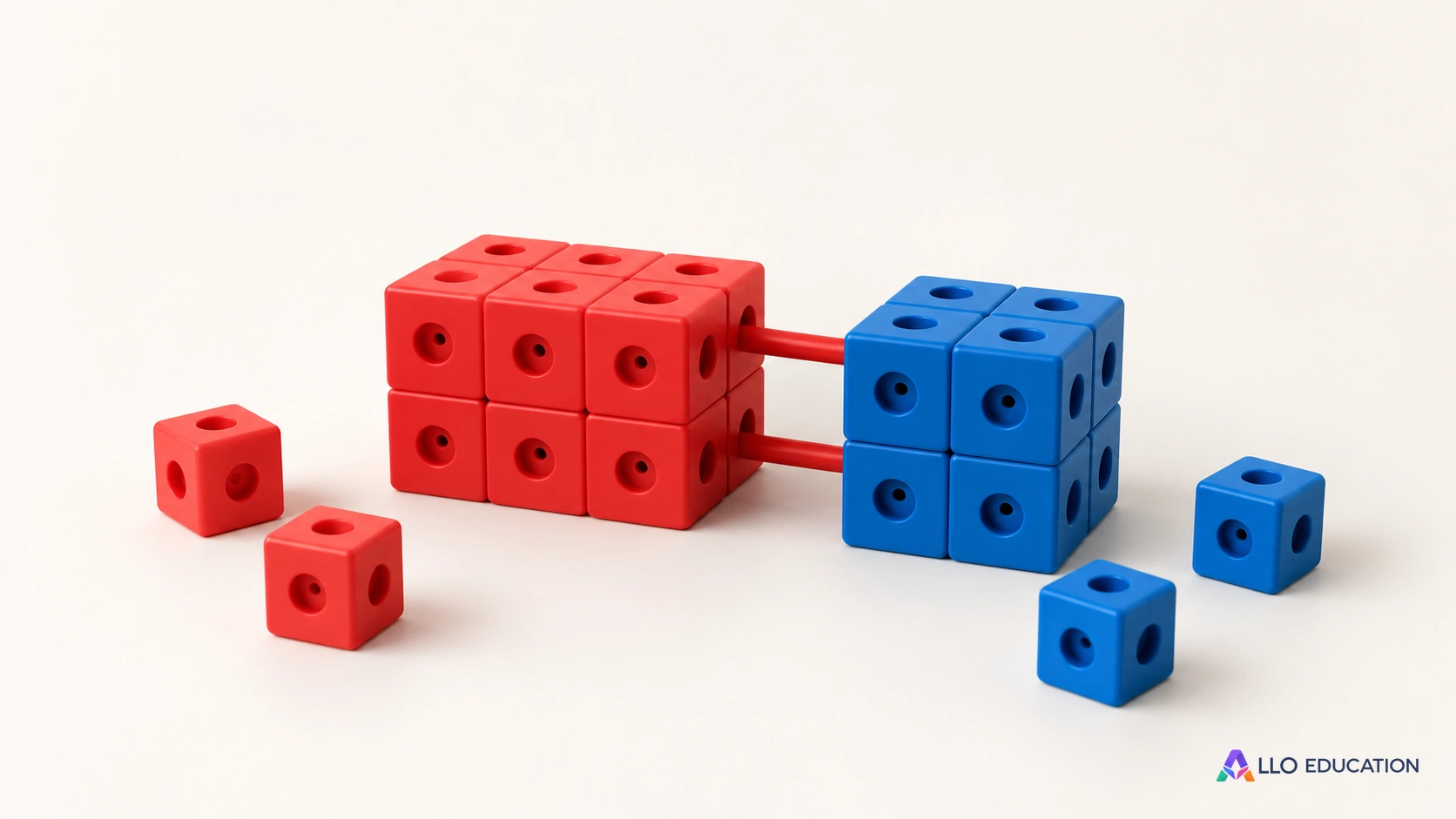 Des cubes démontés présentent des pièces de couleurs communes dans deux assemblages.
